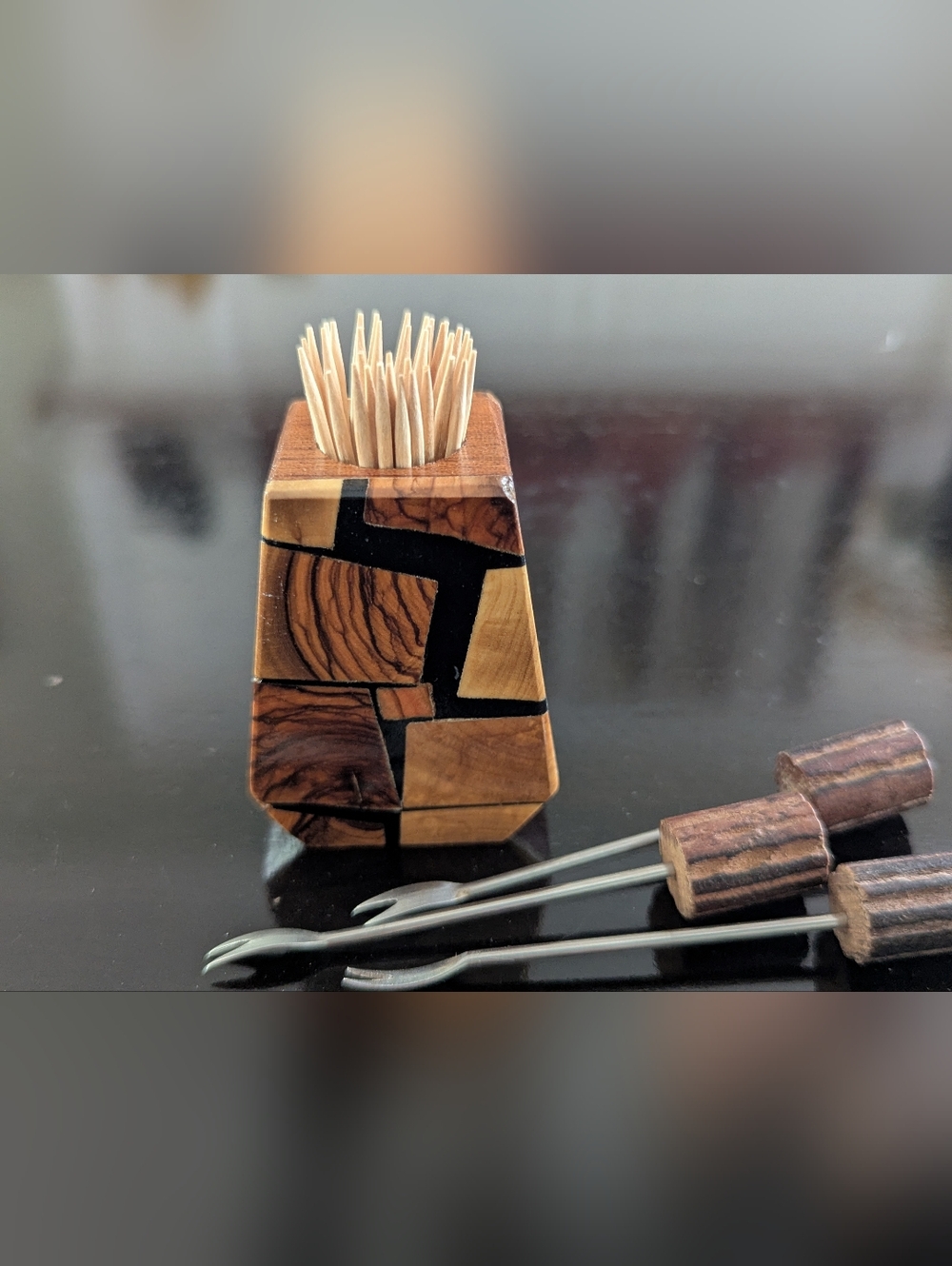 GREAT RARE MID-CENTURY RETRO WOOD STAND WITH 3 OLIVE CHEESE STICKS BAR WARE SET
